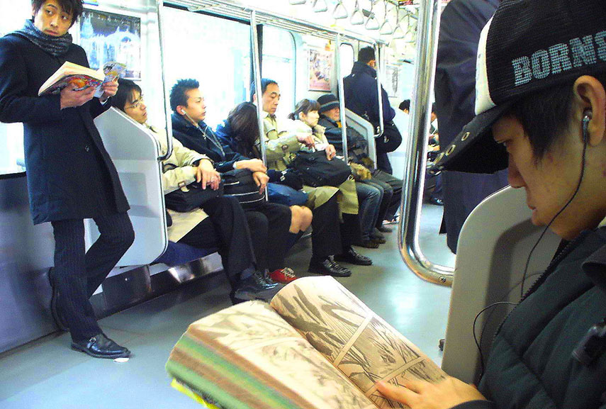 Lectores leyendo Shonen Jump en el metro